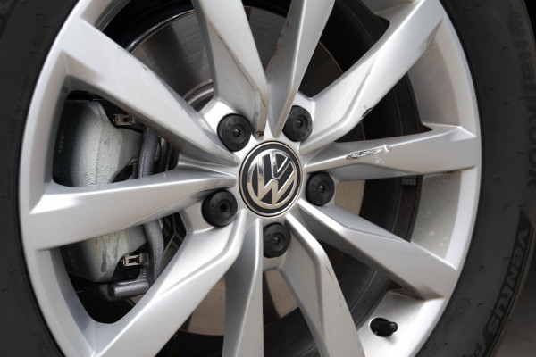 Volkswagen T-Roc 1.5 eTSI Life |Pano|Camera|Trekhaak|
