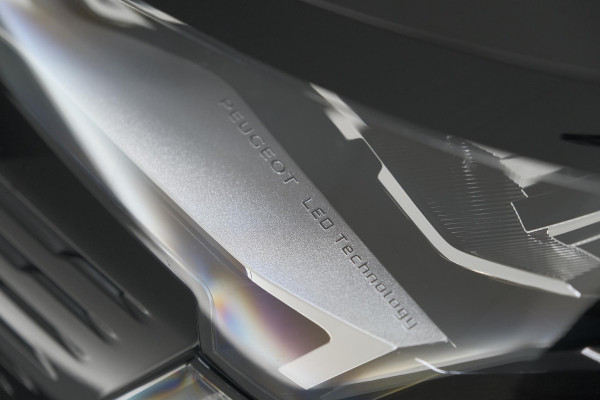 Peugeot 3008 PureTech 130 EAT8 Allure | Camera | Stoelverwarming | Apple Carplay | Dodehoekdetectie