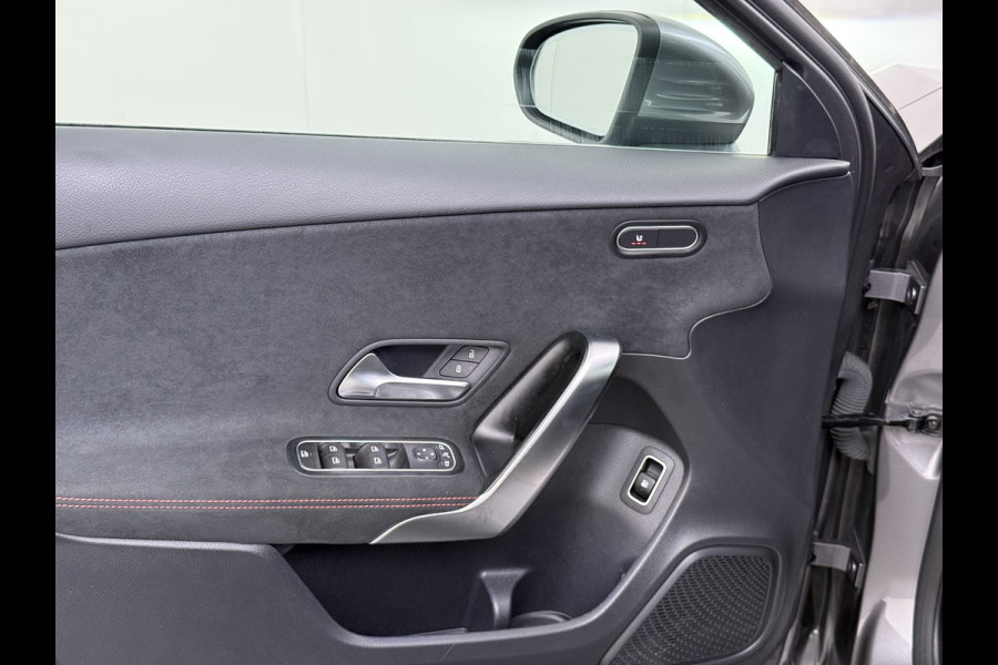Mercedes-Benz A-Klasse 250e AMG // Camera // Keyless Entry // Sfeerverlichting // Wide Screen // Cruise Controle //