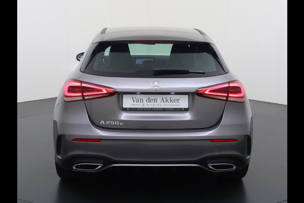 Mercedes-Benz A-Klasse 250e AMG // Camera // Keyless Entry // Sfeerverlichting // Wide Screen // Cruise Controle //