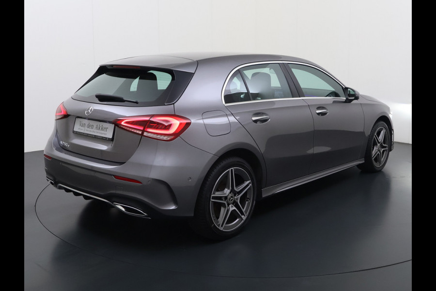 Mercedes-Benz A-Klasse 250e AMG // Camera // Keyless Entry // Sfeerverlichting // Wide Screen // Cruise Controle //