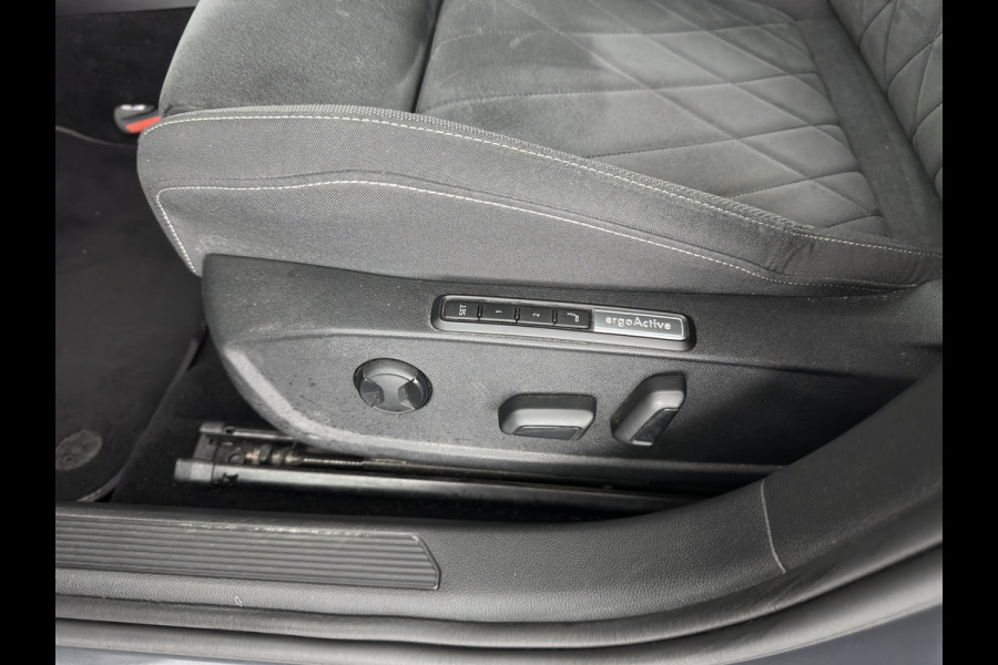Volkswagen Golf Variant 2.0 TDI R-Line Business *(INCL. BTW) *AUT | PANO | MICROFIBRE | ADAPTIVE-CRUISE | DIGI-COCKPIT | HEATED-SPORTSEATS | PRIVACY-GLASS | NAVI-FULLMAP | ECC | PDC | 17''ALU*