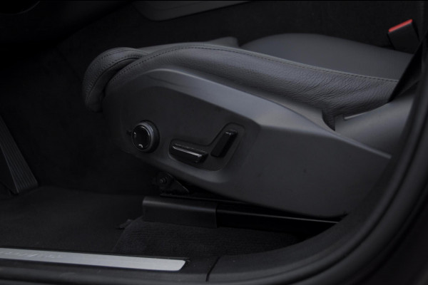 Volvo XC60 T6 350PK Automaat AWD Plus Dark Trekhaak / Adaptieve cruise control / BLIS / Panoramadak / Parkeersensoren voor - en achter / parkeercamera / Elektrische stoelen / stoel - en stuurverwarming /