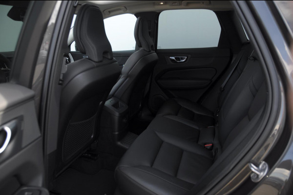 Volvo XC60 T6 350PK Automaat AWD Plus Dark Trekhaak / Adaptieve cruise control / BLIS / Panoramadak / Parkeersensoren voor - en achter / parkeercamera / Elektrische stoelen / stoel - en stuurverwarming /