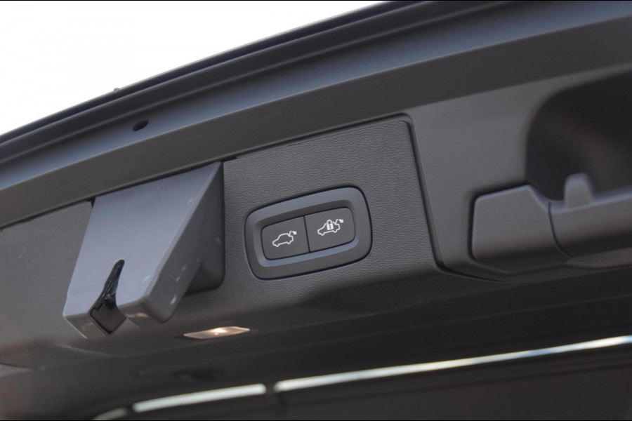 Volvo XC60 T6 350PK Automaat AWD Plus Dark Trekhaak / Adaptieve cruise control / BLIS / Panoramadak / Parkeersensoren voor - en achter / parkeercamera / Elektrische stoelen / stoel - en stuurverwarming /