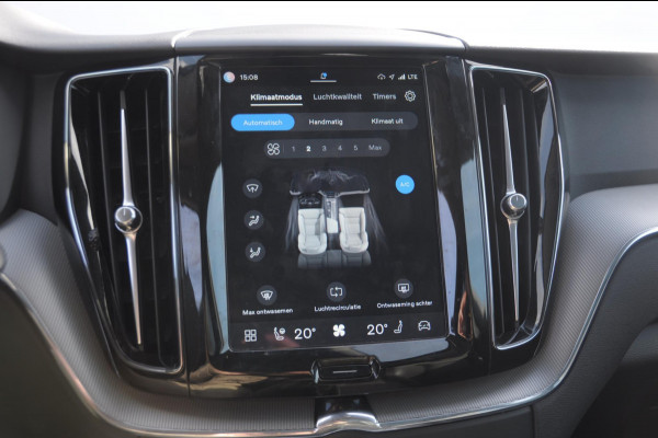 Volvo XC60 T6 350PK Automaat AWD Plus Dark Trekhaak / Adaptieve cruise control / BLIS / Panoramadak / Parkeersensoren voor - en achter / parkeercamera / Elektrische stoelen / stoel - en stuurverwarming /