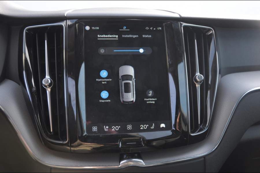 Volvo XC60 T6 350PK Automaat AWD Plus Dark Trekhaak / Adaptieve cruise control / BLIS / Panoramadak / Parkeersensoren voor - en achter / parkeercamera / Elektrische stoelen / stoel - en stuurverwarming /