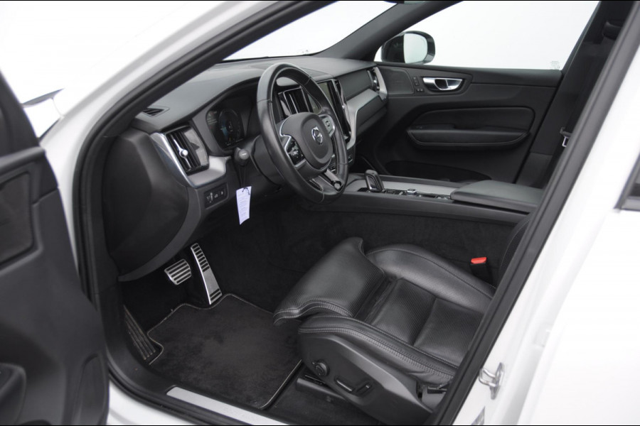 Volvo XC60 2.0 Recharge T6 AWD R-Design / Trekhaak / Stoelventilatie / Harman kardon / Panoramadak / Adaptieve cruise control / BLIS / 360 camera / Adaptieve koplampen / dubbele eindpijpen / head up display / stoel - en stuurwielverwarming / elektrische stoelen