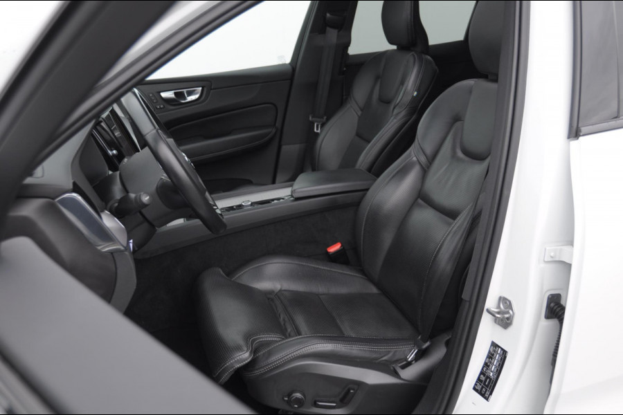 Volvo XC60 2.0 Recharge T6 AWD R-Design / Trekhaak / Stoelventilatie / Harman kardon / Panoramadak / Adaptieve cruise control / BLIS / 360 camera / Adaptieve koplampen / dubbele eindpijpen / head up display / stoel - en stuurwielverwarming / elektrische stoelen