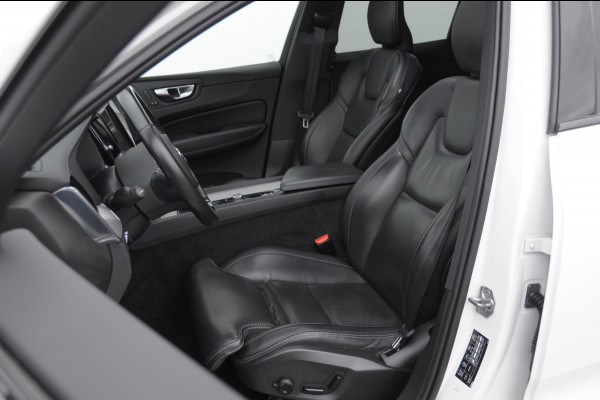 Volvo XC60 2.0 Recharge T6 AWD R-Design / Trekhaak / Stoelventilatie / Harman kardon / Panoramadak / Adaptieve cruise control / BLIS / 360 camera / Adaptieve koplampen / dubbele eindpijpen / head up display / stoel - en stuurwielverwarming / elektrische stoelen