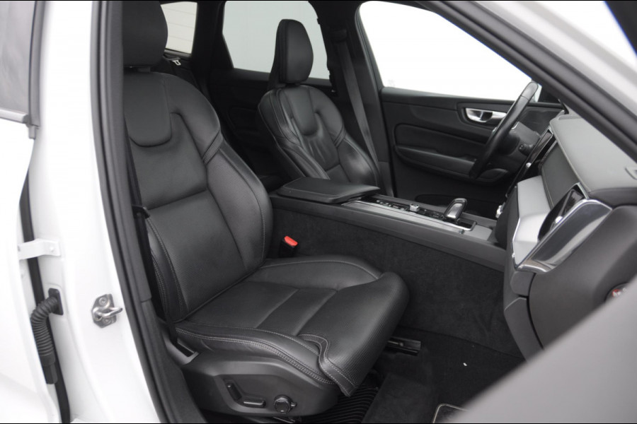 Volvo XC60 2.0 Recharge T6 AWD R-Design / Trekhaak / Stoelventilatie / Harman kardon / Panoramadak / Adaptieve cruise control / BLIS / 360 camera / Adaptieve koplampen / dubbele eindpijpen / head up display / stoel - en stuurwielverwarming / elektrische stoelen