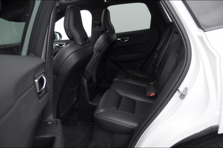 Volvo XC60 2.0 Recharge T6 AWD R-Design / Trekhaak / Stoelventilatie / Harman kardon / Panoramadak / Adaptieve cruise control / BLIS / 360 camera / Adaptieve koplampen / dubbele eindpijpen / head up display / stoel - en stuurwielverwarming / elektrische stoelen