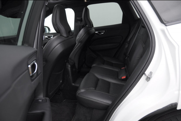 Volvo XC60 2.0 Recharge T6 AWD R-Design / Trekhaak / Stoelventilatie / Harman kardon / Panoramadak / Adaptieve cruise control / BLIS / 360 camera / Adaptieve koplampen / dubbele eindpijpen / head up display / stoel - en stuurwielverwarming / elektrische stoelen