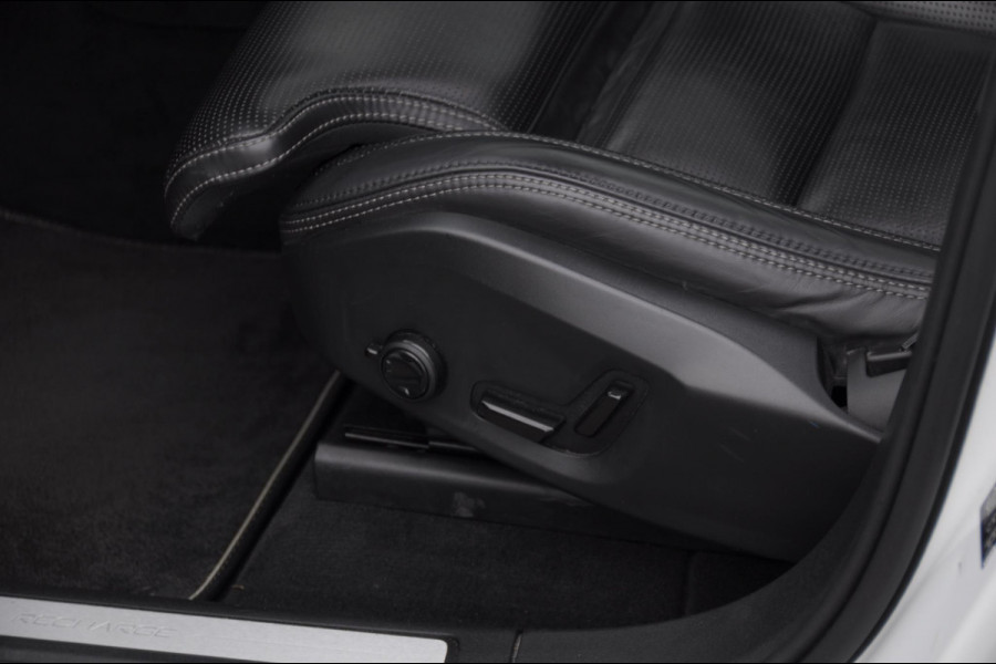 Volvo XC60 2.0 Recharge T6 AWD R-Design / Trekhaak / Stoelventilatie / Harman kardon / Panoramadak / Adaptieve cruise control / BLIS / 360 camera / Adaptieve koplampen / dubbele eindpijpen / head up display / stoel - en stuurwielverwarming / elektrische stoelen