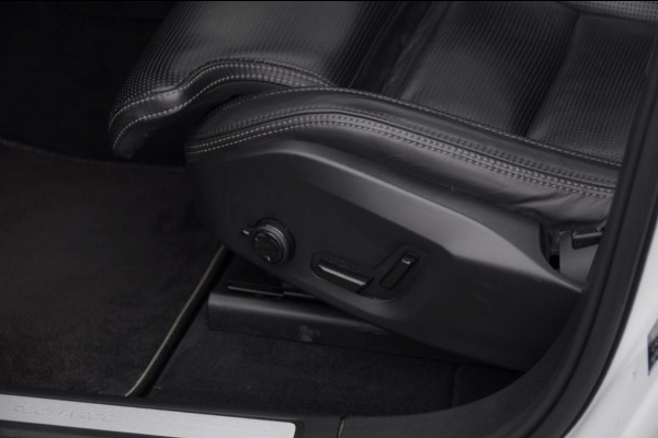 Volvo XC60 2.0 Recharge T6 AWD R-Design / Trekhaak / Stoelventilatie / Harman kardon / Panoramadak / Adaptieve cruise control / BLIS / 360 camera / Adaptieve koplampen / dubbele eindpijpen / head up display / stoel - en stuurwielverwarming / elektrische stoelen