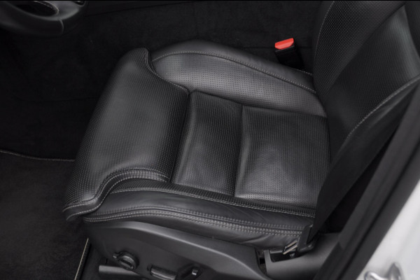 Volvo XC60 2.0 Recharge T6 AWD R-Design / Trekhaak / Stoelventilatie / Harman kardon / Panoramadak / Adaptieve cruise control / BLIS / 360 camera / Adaptieve koplampen / dubbele eindpijpen / head up display / stoel - en stuurwielverwarming / elektrische stoelen