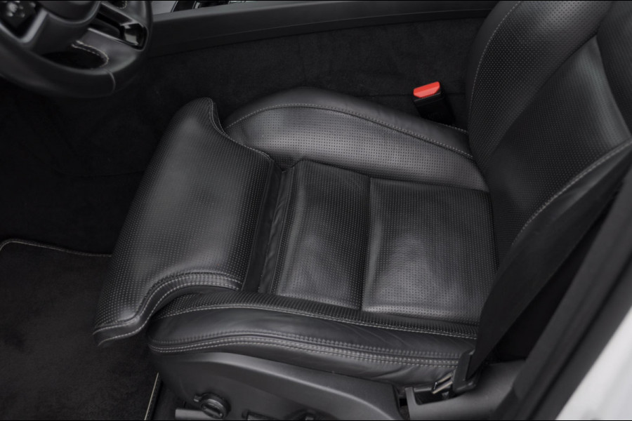 Volvo XC60 2.0 Recharge T6 AWD R-Design / Trekhaak / Stoelventilatie / Harman kardon / Panoramadak / Adaptieve cruise control / BLIS / 360 camera / Adaptieve koplampen / dubbele eindpijpen / head up display / stoel - en stuurwielverwarming / elektrische stoelen