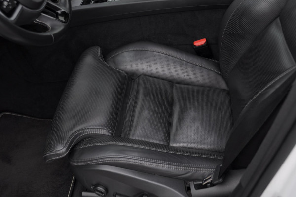 Volvo XC60 2.0 Recharge T6 AWD R-Design / Trekhaak / Stoelventilatie / Harman kardon / Panoramadak / Adaptieve cruise control / BLIS / 360 camera / Adaptieve koplampen / dubbele eindpijpen / head up display / stoel - en stuurwielverwarming / elektrische stoelen