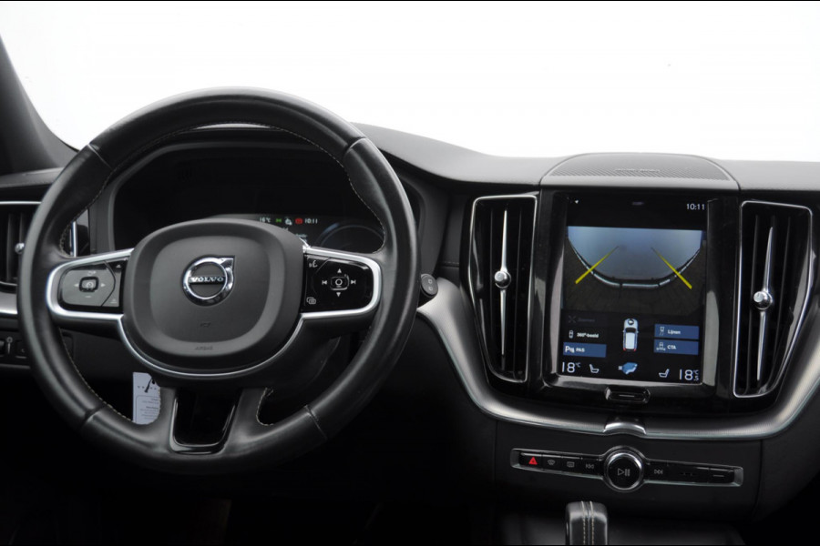 Volvo XC60 2.0 Recharge T6 AWD R-Design / Trekhaak / Stoelventilatie / Harman kardon / Panoramadak / Adaptieve cruise control / BLIS / 360 camera / Adaptieve koplampen / dubbele eindpijpen / head up display / stoel - en stuurwielverwarming / elektrische stoelen