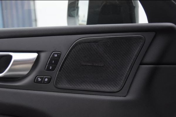 Volvo XC60 2.0 Recharge T6 AWD R-Design / Trekhaak / Stoelventilatie / Harman kardon / Panoramadak / Adaptieve cruise control / BLIS / 360 camera / Adaptieve koplampen / dubbele eindpijpen / head up display / stoel - en stuurwielverwarming / elektrische stoelen