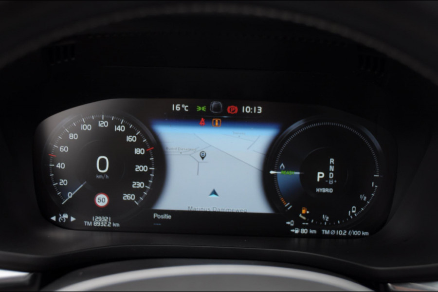 Volvo XC60 2.0 Recharge T6 AWD R-Design / Trekhaak / Stoelventilatie / Harman kardon / Panoramadak / Adaptieve cruise control / BLIS / 360 camera / Adaptieve koplampen / dubbele eindpijpen / head up display / stoel - en stuurwielverwarming / elektrische stoelen
