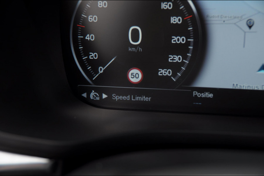 Volvo XC60 2.0 Recharge T6 AWD R-Design / Trekhaak / Stoelventilatie / Harman kardon / Panoramadak / Adaptieve cruise control / BLIS / 360 camera / Adaptieve koplampen / dubbele eindpijpen / head up display / stoel - en stuurwielverwarming / elektrische stoelen