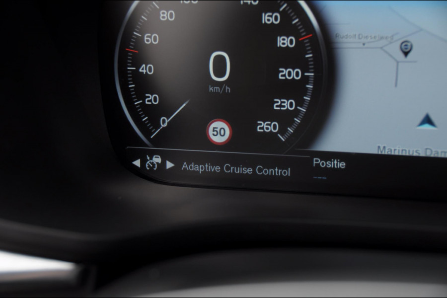 Volvo XC60 2.0 Recharge T6 AWD R-Design / Trekhaak / Stoelventilatie / Harman kardon / Panoramadak / Adaptieve cruise control / BLIS / 360 camera / Adaptieve koplampen / dubbele eindpijpen / head up display / stoel - en stuurwielverwarming / elektrische stoelen