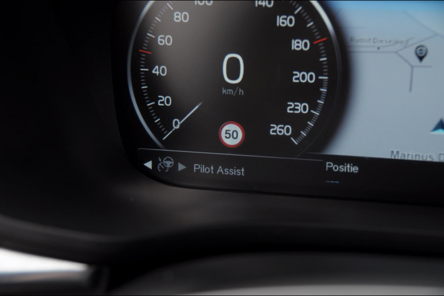 Volvo XC60 2.0 Recharge T6 AWD R-Design / Trekhaak / Stoelventilatie / Harman kardon / Panoramadak / Adaptieve cruise control / BLIS / 360 camera / Adaptieve koplampen / dubbele eindpijpen / head up display / stoel - en stuurwielverwarming / elektrische stoelen