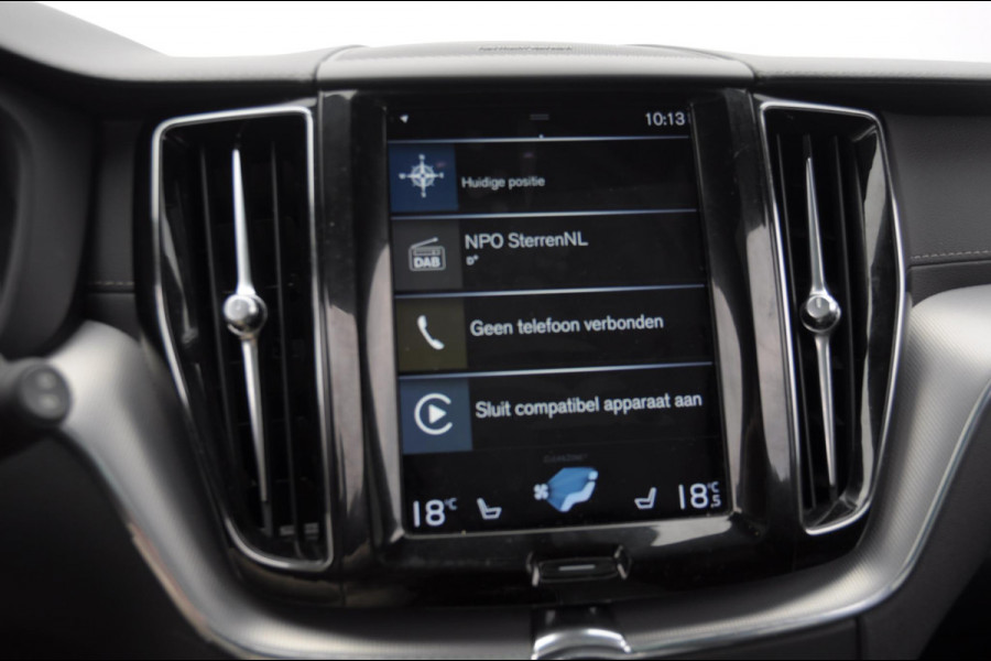 Volvo XC60 2.0 Recharge T6 AWD R-Design / Trekhaak / Stoelventilatie / Harman kardon / Panoramadak / Adaptieve cruise control / BLIS / 360 camera / Adaptieve koplampen / dubbele eindpijpen / head up display / stoel - en stuurwielverwarming / elektrische stoelen