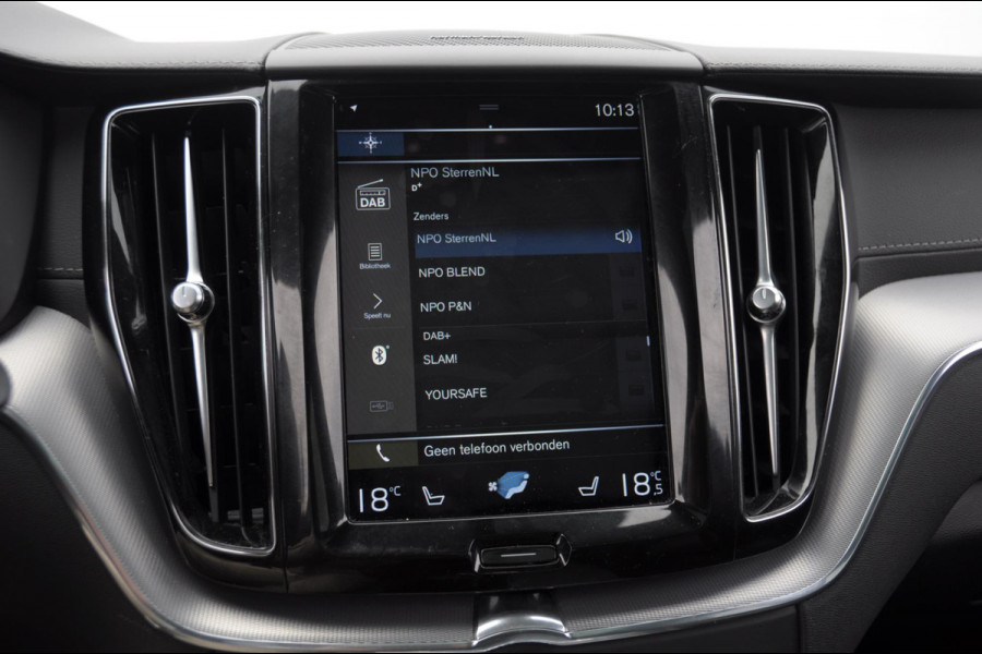 Volvo XC60 2.0 Recharge T6 AWD R-Design / Trekhaak / Stoelventilatie / Harman kardon / Panoramadak / Adaptieve cruise control / BLIS / 360 camera / Adaptieve koplampen / dubbele eindpijpen / head up display / stoel - en stuurwielverwarming / elektrische stoelen