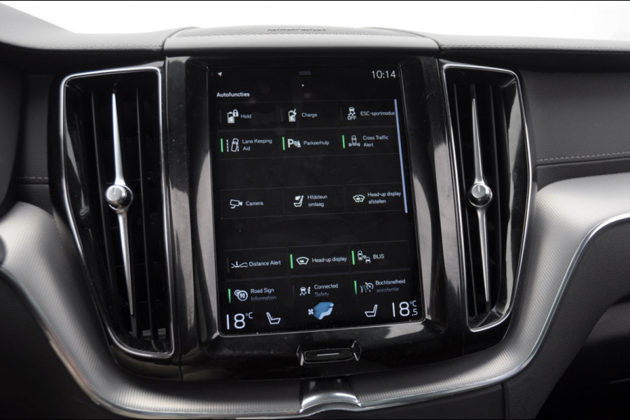 Volvo XC60 2.0 Recharge T6 AWD R-Design / Trekhaak / Stoelventilatie / Harman kardon / Panoramadak / Adaptieve cruise control / BLIS / 360 camera / Adaptieve koplampen / dubbele eindpijpen / head up display / stoel - en stuurwielverwarming / elektrische stoelen