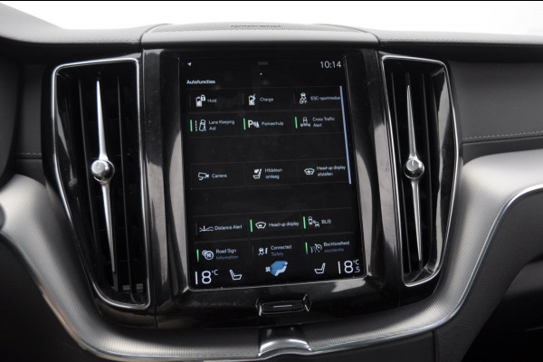 Volvo XC60 2.0 Recharge T6 AWD R-Design / Trekhaak / Stoelventilatie / Harman kardon / Panoramadak / Adaptieve cruise control / BLIS / 360 camera / Adaptieve koplampen / dubbele eindpijpen / head up display / stoel - en stuurwielverwarming / elektrische stoelen