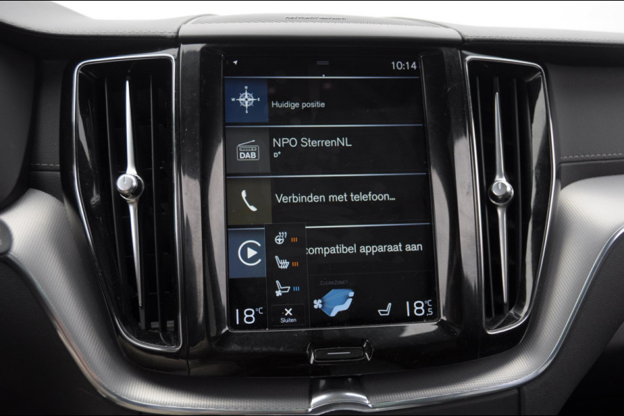 Volvo XC60 2.0 Recharge T6 AWD R-Design / Trekhaak / Stoelventilatie / Harman kardon / Panoramadak / Adaptieve cruise control / BLIS / 360 camera / Adaptieve koplampen / dubbele eindpijpen / head up display / stoel - en stuurwielverwarming / elektrische stoelen