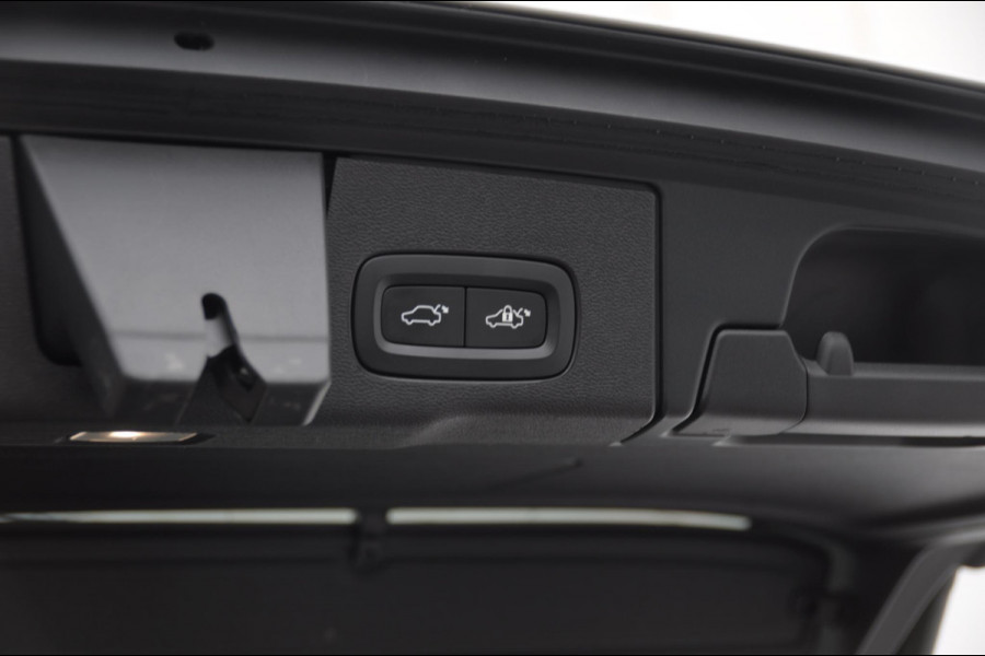 Volvo XC60 2.0 Recharge T6 AWD R-Design / Trekhaak / Stoelventilatie / Harman kardon / Panoramadak / Adaptieve cruise control / BLIS / 360 camera / Adaptieve koplampen / dubbele eindpijpen / head up display / stoel - en stuurwielverwarming / elektrische stoelen
