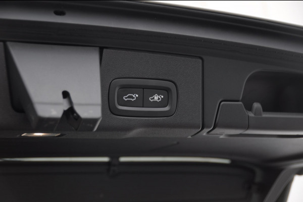 Volvo XC60 2.0 Recharge T6 AWD R-Design / Trekhaak / Stoelventilatie / Harman kardon / Panoramadak / Adaptieve cruise control / BLIS / 360 camera / Adaptieve koplampen / dubbele eindpijpen / head up display / stoel - en stuurwielverwarming / elektrische stoelen