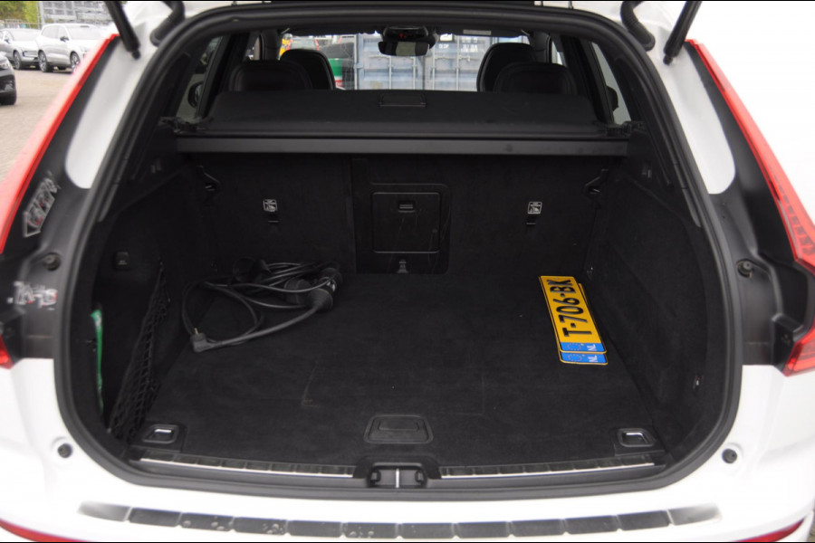 Volvo XC60 2.0 Recharge T6 AWD R-Design / Trekhaak / Stoelventilatie / Harman kardon / Panoramadak / Adaptieve cruise control / BLIS / 360 camera / Adaptieve koplampen / dubbele eindpijpen / head up display / stoel - en stuurwielverwarming / elektrische stoelen