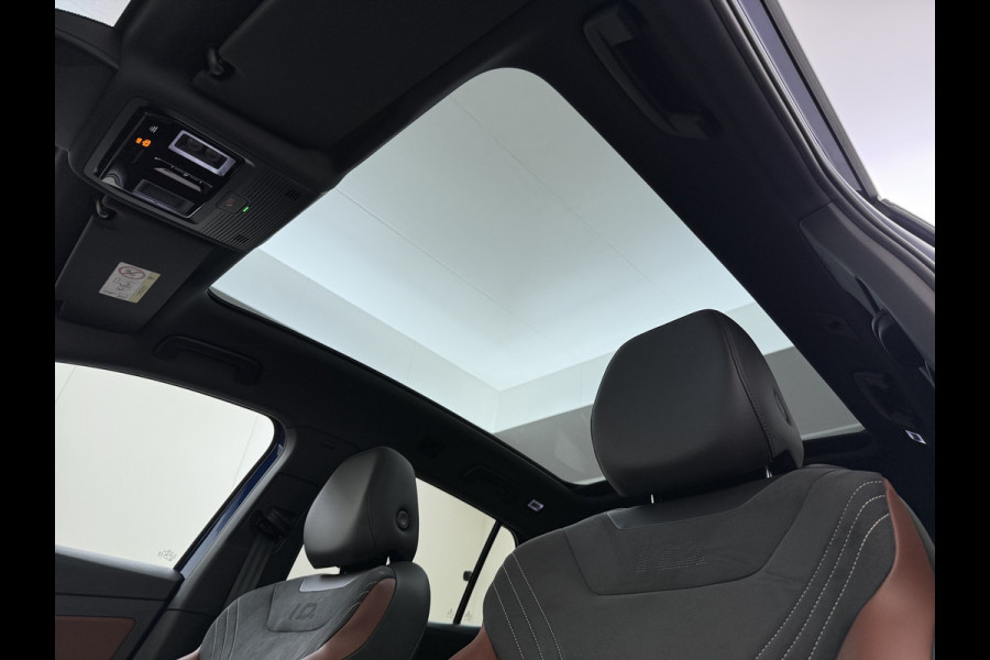 Volkswagen ID.4 82kWh 204PK Trekhaak Pano-Dak Leer/Alcantara Camera 3-Zone Ecc Adap.Cruise Matrix Led Led-a-lich dynamisch SOH 90% Apple Carplay Android Auto Isofix Privacy Glas Lmv 20" Led 1.000KG Trekgewicht 1e Eigenaar Origineel Nederlandse Auto