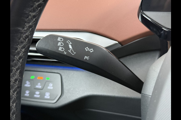 Volkswagen ID.4 82kWh 204PK Trekhaak Pano-Dak Leer/Alcantara Camera 3-Zone Ecc Adap.Cruise Matrix Led Led-a-lich dynamisch SOH 90% Apple Carplay Android Auto Isofix Privacy Glas Lmv 20" Led 1.000KG Trekgewicht 1e Eigenaar Origineel Nederlandse Auto
