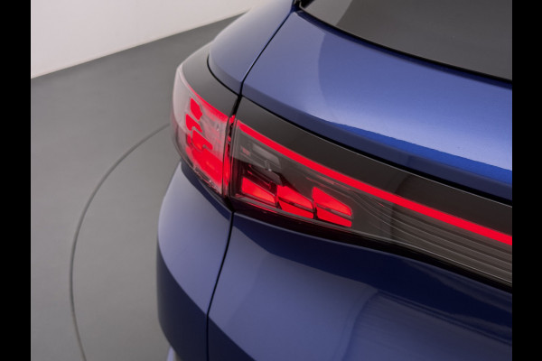 Volkswagen ID.4 82kWh 204PK Trekhaak Pano-Dak Leer/Alcantara Camera 3-Zone Ecc Adap.Cruise Matrix Led Led-a-lich dynamisch SOH 90% Apple Carplay Android Auto Isofix Privacy Glas Lmv 20" Led 1.000KG Trekgewicht 1e Eigenaar Origineel Nederlandse Auto