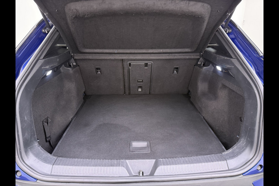 Volkswagen ID.4 82kWh 204PK Trekhaak Pano-Dak Leer/Alcantara Camera 3-Zone Ecc Adap.Cruise Matrix Led Led-a-lich dynamisch SOH 90% Apple Carplay Android Auto Isofix Privacy Glas Lmv 20" Led 1.000KG Trekgewicht 1e Eigenaar Origineel Nederlandse Auto