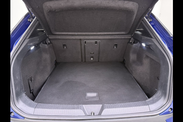 Volkswagen ID.4 82kWh 204PK Trekhaak Pano-Dak Leer/Alcantara Camera 3-Zone Ecc Adap.Cruise Matrix Led Led-a-lich dynamisch SOH 90% Apple Carplay Android Auto Isofix Privacy Glas Lmv 20" Led 1.000KG Trekgewicht 1e Eigenaar Origineel Nederlandse Auto