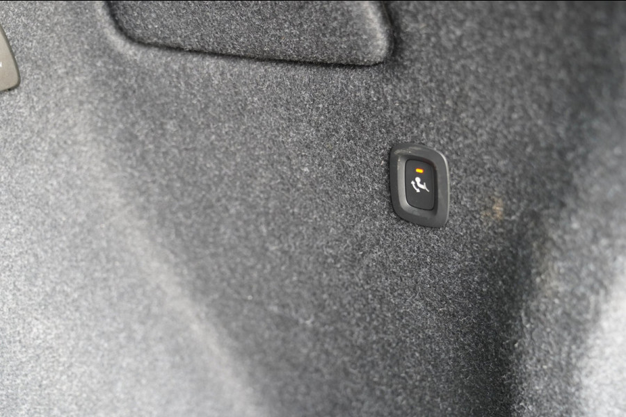 Volvo XC40 2.0 B4 Plus Dark|Prijs rijklaar incl 12 mnd garantie|Elek Thaak Camera Harman Kardon