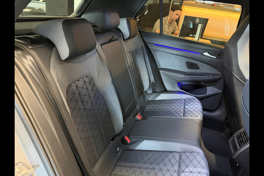 Volkswagen Golf 1.5 eTSI R-Line Panorama IQ-lights Harman Kardon