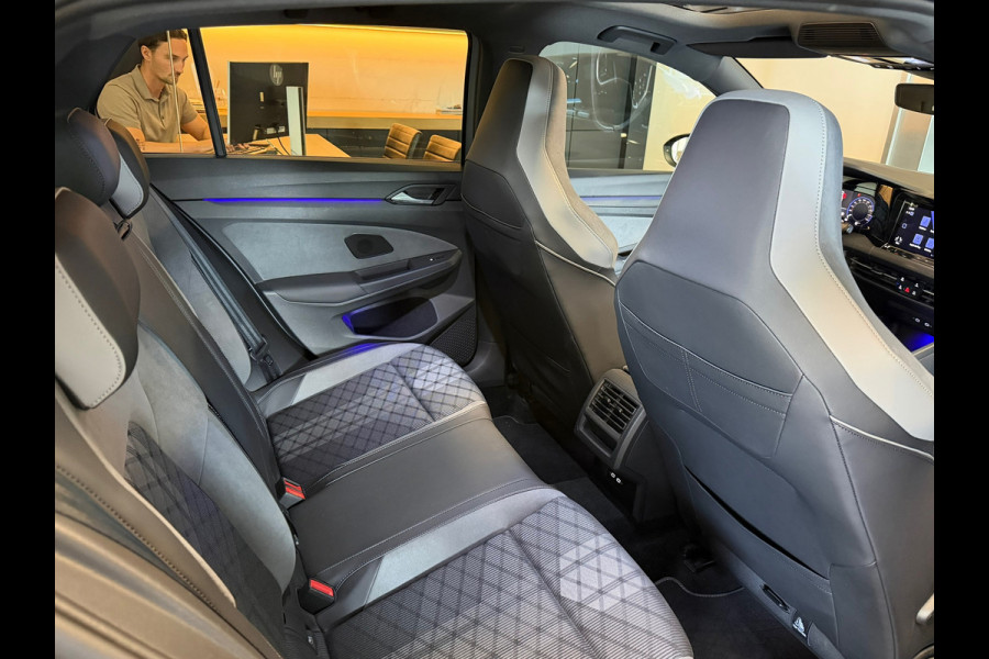Volkswagen Golf 1.5 eTSI R-Line Panorama IQ-lights Harman Kardon