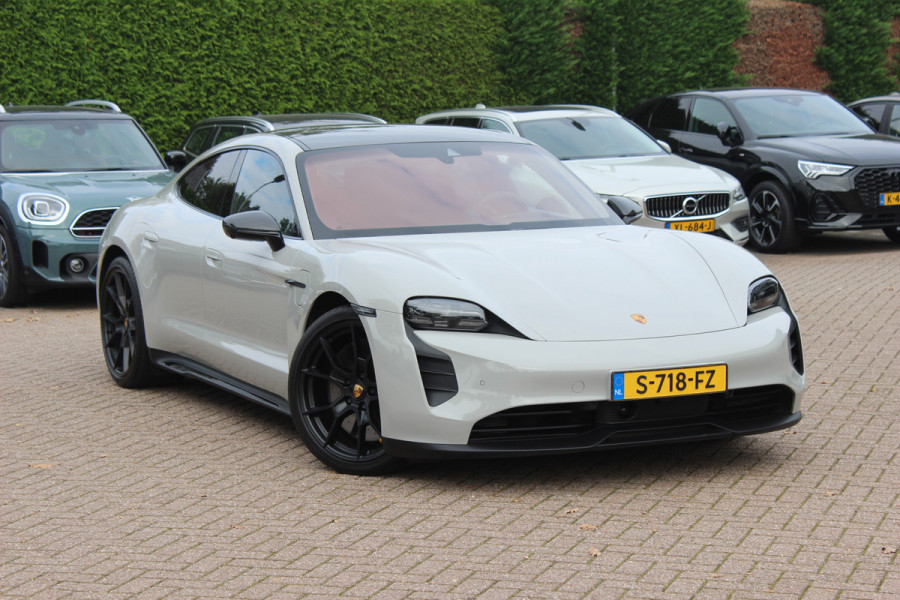 Porsche Taycan GTS 93 kWh / SoH 89,2% / Keramisch / Panoramadak / 360Camera / Achterasbesturing / Passenger Display / Burmester / Keyless / 21'' / Carbon / Ventilatie / Sportchrono+Design / Luchtvering / Dodehoek / DA