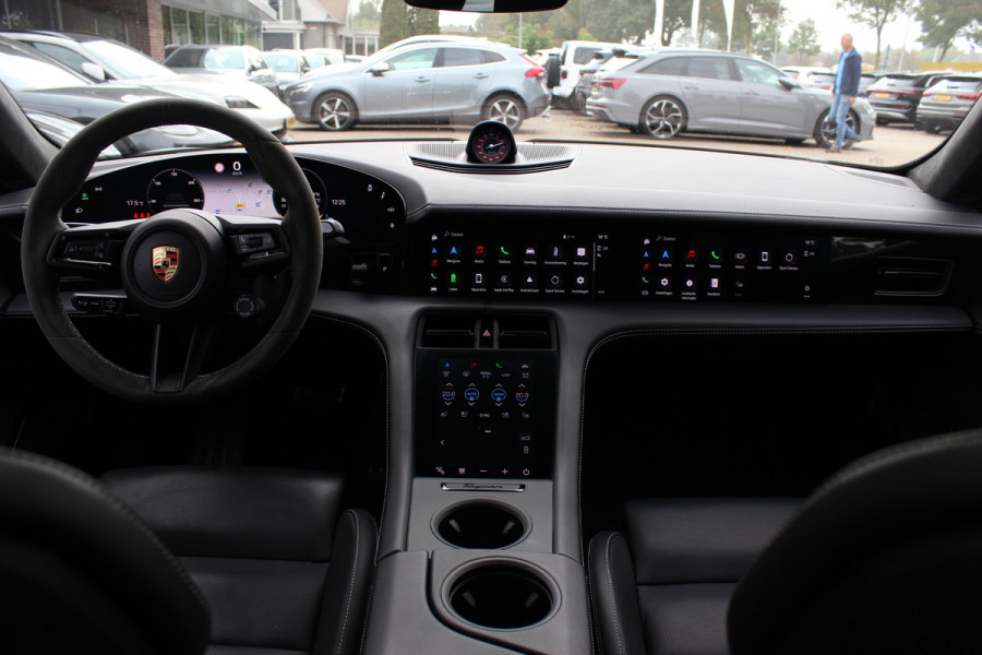 Porsche Taycan GTS 93 kWh / SoH 89,2% / Keramisch / Panoramadak / 360Camera / Achterasbesturing / Passenger Display / Burmester / Keyless / 21'' / Carbon / Ventilatie / Sportchrono+Design / Luchtvering / Dodehoek / DA