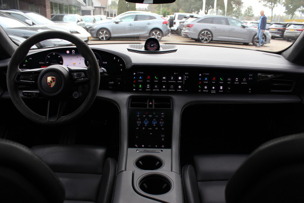 Porsche Taycan GTS 93 kWh / SoH 89,2% / Keramisch / Panoramadak / 360Camera / Achterasbesturing / Passenger Display / Burmester / Keyless / 21'' / Carbon / Ventilatie / Sportchrono+Design / Luchtvering / Dodehoek / DA