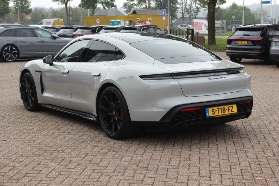 Porsche Taycan GTS 93 kWh / SoH 89,2% / Keramisch / Panoramadak / 360Camera / Achterasbesturing / Passenger Display / Burmester / Keyless / 21'' / Carbon / Ventilatie / Sportchrono+Design / Luchtvering / Dodehoek / DA
