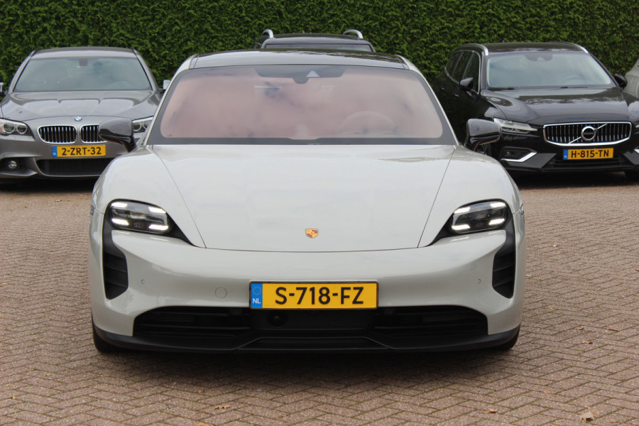 Porsche Taycan GTS 93 kWh / SoH 89,2% / Keramisch / Panoramadak / 360Camera / Achterasbesturing / Passenger Display / Burmester / Keyless / 21'' / Carbon / Ventilatie / Sportchrono+Design / Luchtvering / Dodehoek / DA