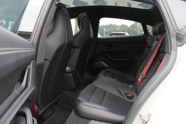 Porsche Taycan GTS 93 kWh / SoH 89,2% / Keramisch / Panoramadak / 360Camera / Achterasbesturing / Passenger Display / Burmester / Keyless / 21'' / Carbon / Ventilatie / Sportchrono+Design / Luchtvering / Dodehoek / DA